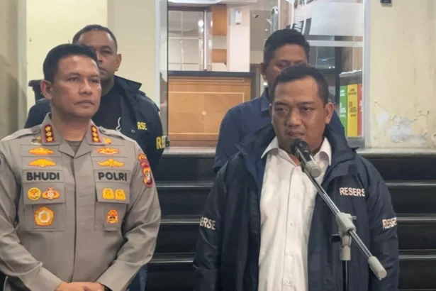 Ditreskrimum Polda Metro Jaya meringkus 2 pelaku begal bersenpi di kawasan Jakarta Timur.