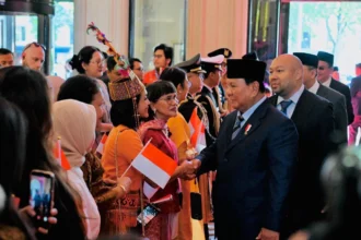 WNI menyambut kedatangan Presiden Prabowo Subianto di Paris dengan penuh antusias, pada Selasa, 26 Mei 2026.