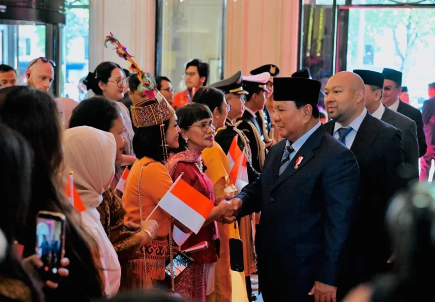 WNI menyambut kedatangan Presiden Prabowo Subianto di Paris dengan penuh antusias, pada Selasa, 26 Mei 2026.