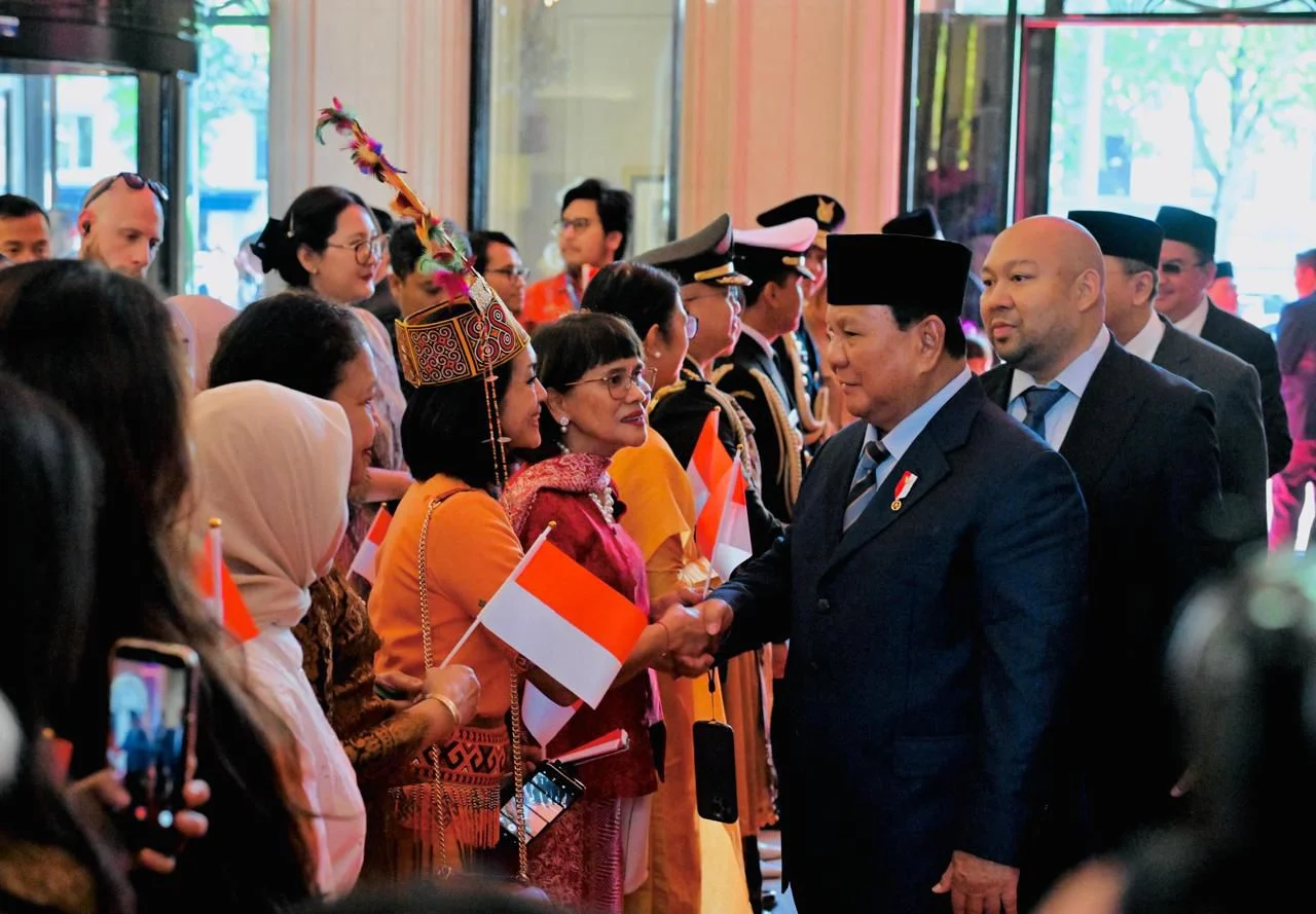 WNI menyambut kedatangan Presiden Prabowo Subianto di Paris dengan penuh antusias, pada Selasa, 26 Mei 2026.