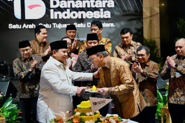 Danantara Indonesia menandai satu tahun perjalanan kelembagaannya melalui kegiatan refleksi bersama yang diselenggarakan di Wisma Danantara, Jakarta, 11 Maret 2026. Kegiatan tersebut dihadiri oleh Presiden Republik Indonesia, para Menteri Kabinet, serta pimpinan dan seluruh insan Danantara.