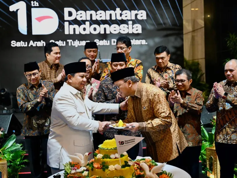 Danantara Indonesia menandai satu tahun perjalanan kelembagaannya melalui kegiatan refleksi bersama yang diselenggarakan di Wisma Danantara, Jakarta, 11 Maret 2026. Kegiatan tersebut dihadiri oleh Presiden Republik Indonesia, para Menteri Kabinet, serta pimpinan dan seluruh insan Danantara.
