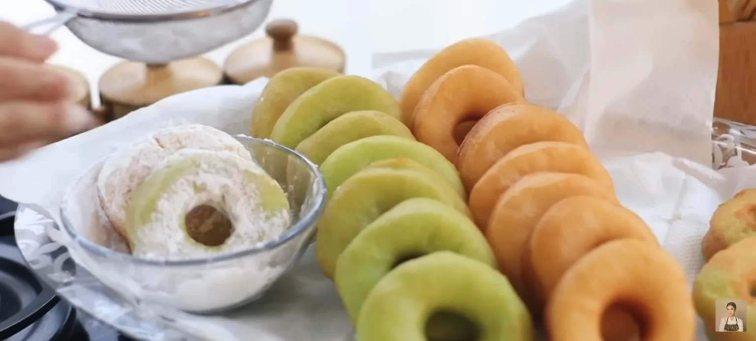 Penyajian donat kentang di meja.