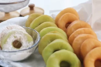 Penyajian donat kentang di meja.