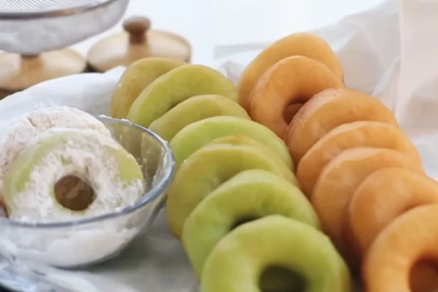 Penyajian donat kentang di meja.