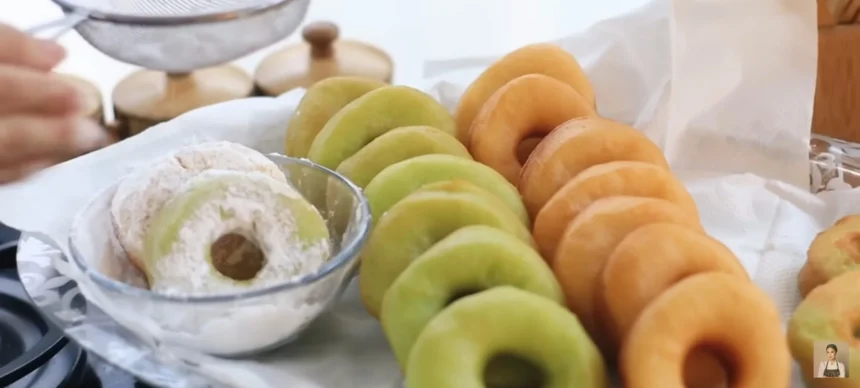 Penyajian donat kentang di meja.