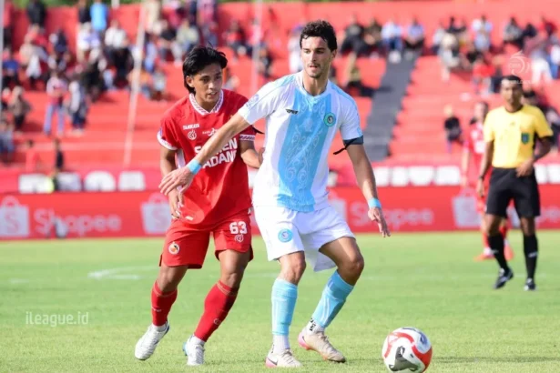 Pertandingan antara Semen Padang vs PSBS Biak di putaran pertama BRI Super League 2025/2026