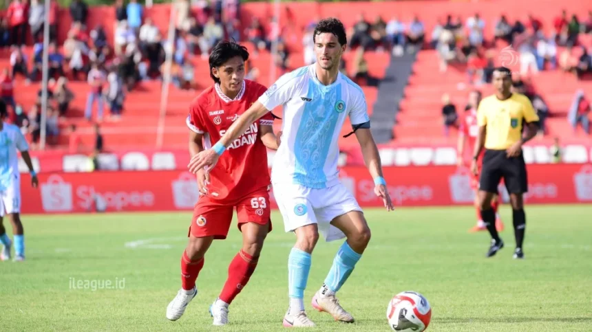 Pertandingan antara Semen Padang vs PSBS Biak di putaran pertama BRI Super League 2025/2026