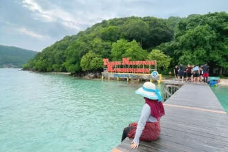 Duduk di pinggir pantai Pulau Karimunjawa @firdavnd