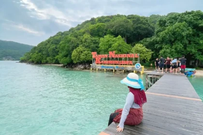 Duduk di pinggir pantai Pulau Karimunjawa @firdavnd