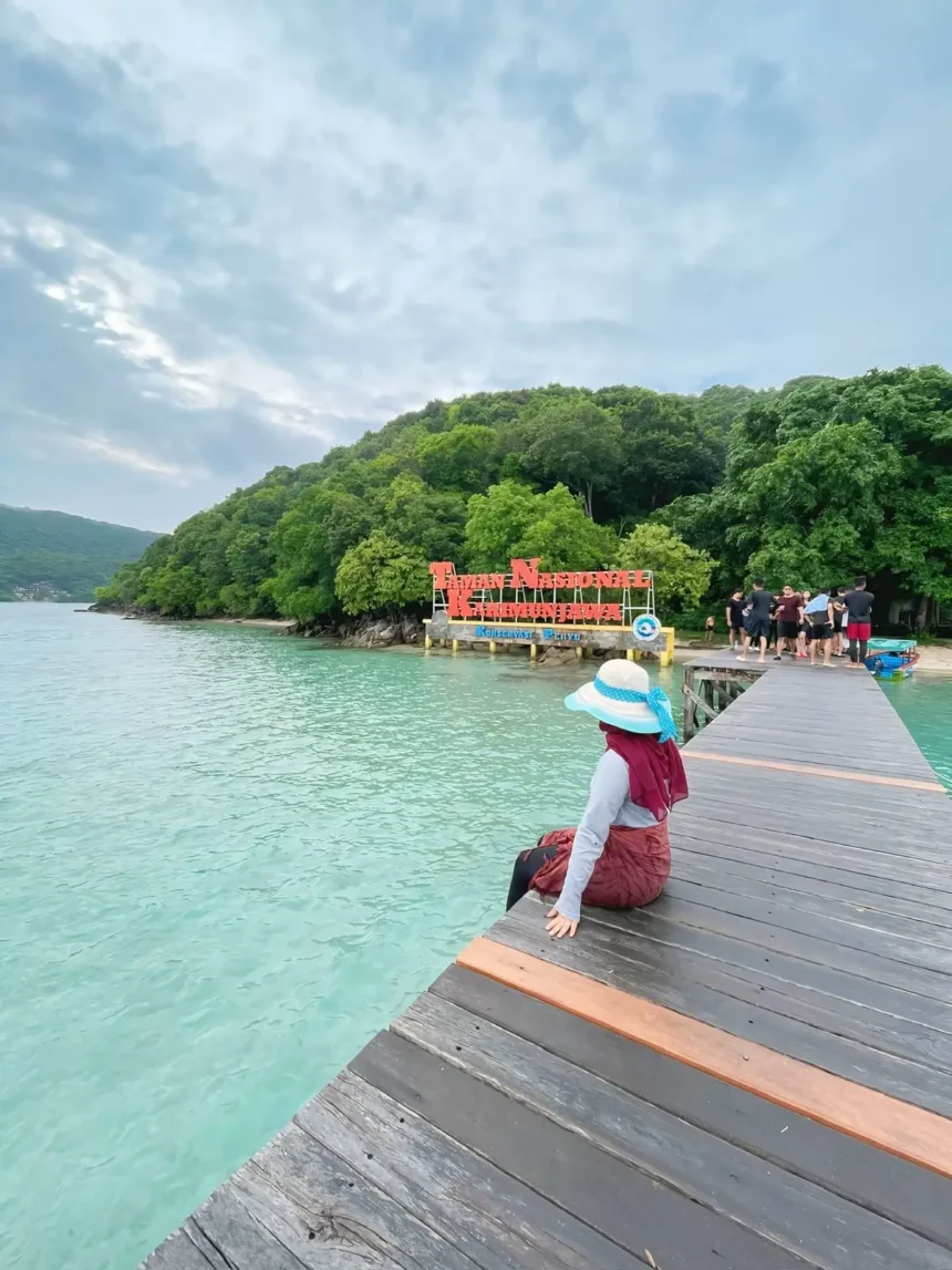 Duduk di pinggir pantai Pulau Karimunjawa @firdavnd