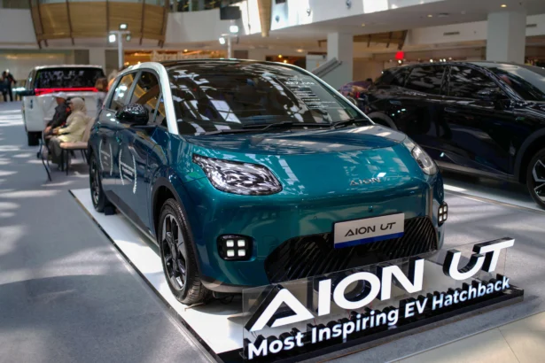 Salah satu mobil listrik yang dipamerkan dalam Indomobil Expo Bandung bertajuk “EVperience” di 23 Paskal Shopping Center, Bandung, Jawa Barat.