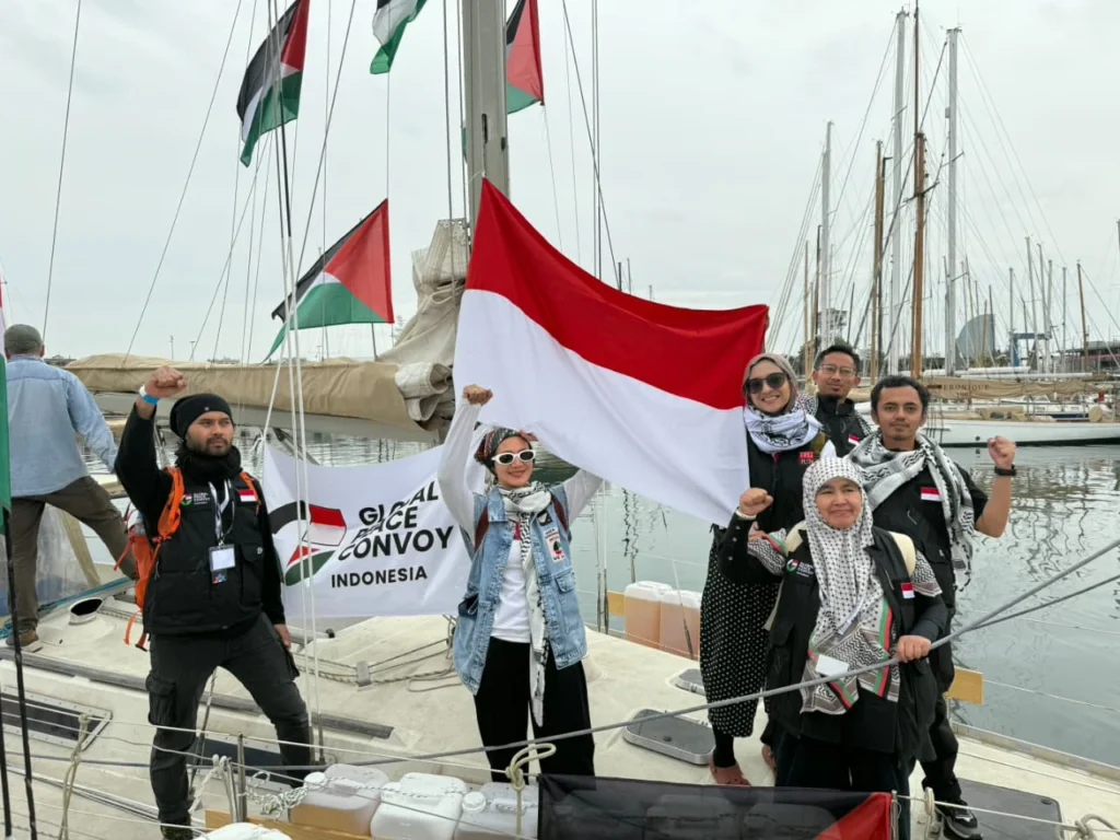 Relawan yang tergabung dalam Global Peace Convoy Indonesia (GPCI) bersama aktivis dari berbagai negara mengikuti misi kemanusiaan Global Sumud Flotilla 2026 yang diberangkatkan dari Pelabuhan Port de Vell, Barcelona, Spanyol, pada Minggu (12/4) waktu setempat.
