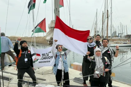 Relawan yang tergabung dalam Global Peace Convoy Indonesia (GPCI) bersama aktivis dari berbagai negara mengikuti misi kemanusiaan Global Sumud Flotilla 2026 yang diberangkatkan dari Pelabuhan Port de Vell, Barcelona, Spanyol, pada Minggu (12/4) waktu setempat.