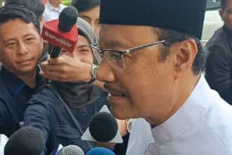 Mensos Gus Ipul tiba di KPK untuk meminta masukan setelah marak pengadaan sepasang sepatu Rp700 ribu.
