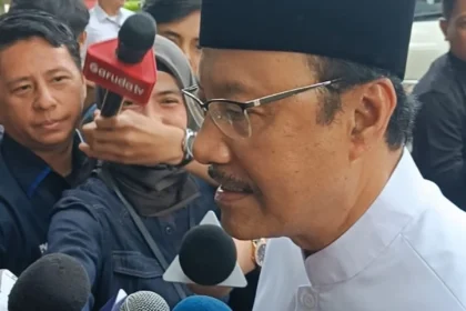 Mensos Gus Ipul tiba di KPK untuk meminta masukan setelah marak pengadaan sepasang sepatu Rp700 ribu.