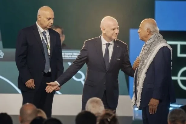 Presiden FIFA, Gianni Infantino, mengundang delegasi Israel dan Palestina naik ke atas panggung