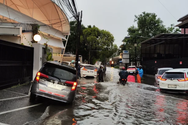 Banjir di kawasan Dharmawangsa X menuju Fatmawati, Jakarta Selatan.