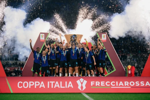 Inter Milan berhasil meraih gelar Coppa Italia setelah menumbangkan Lazio 2-0 di final