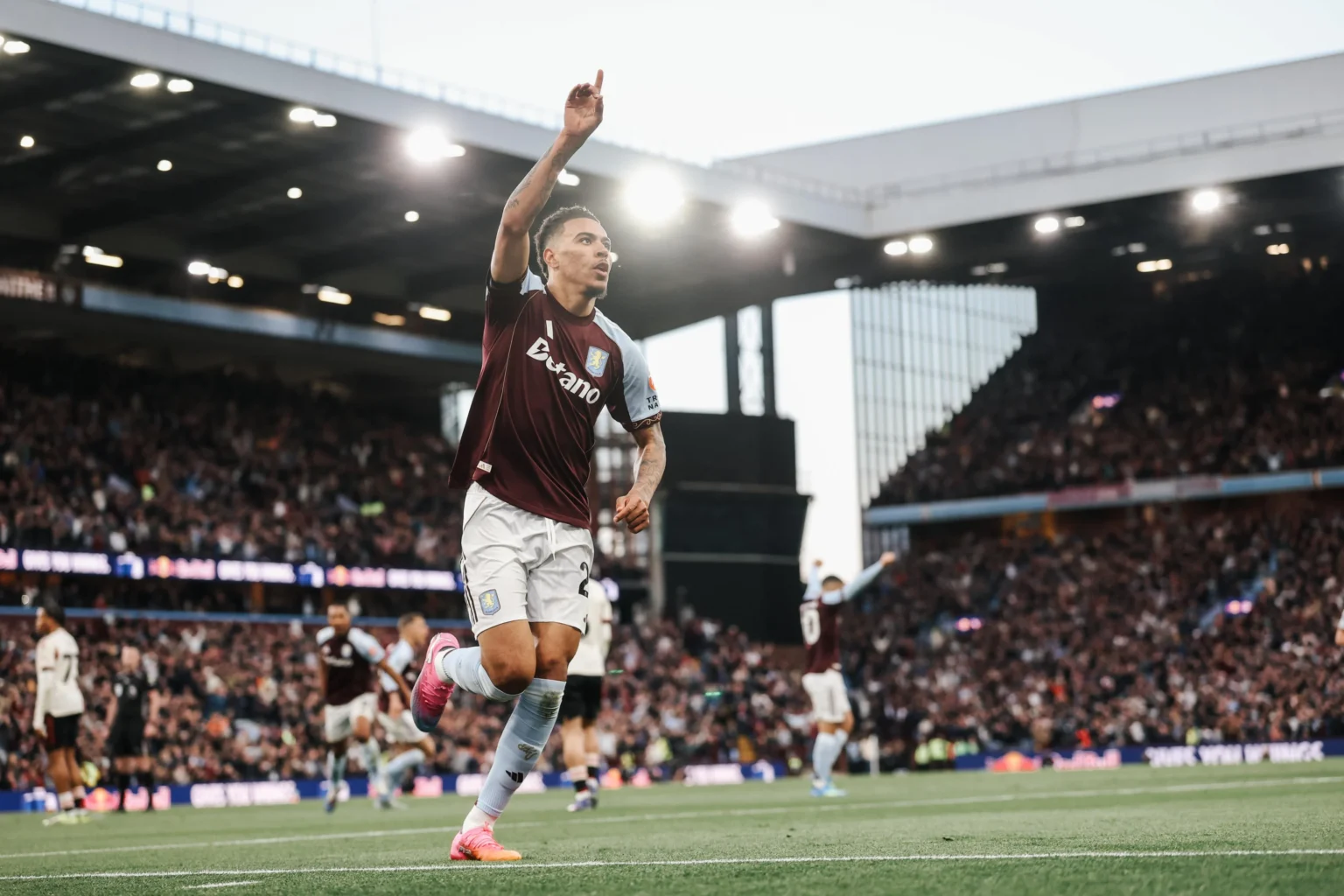 Selebrasi pemain Aston Villa saat berhasil menjebol gawang Liverpool