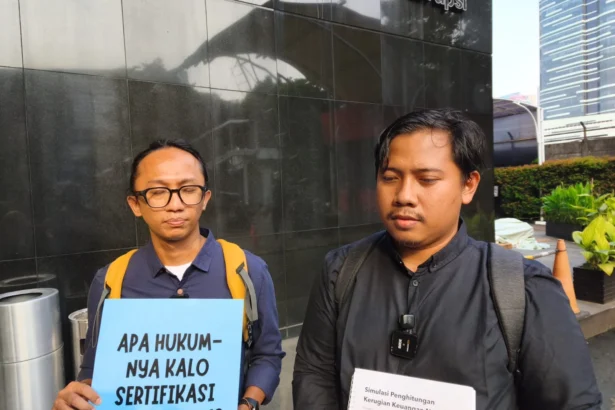 ICW melaporkan Kepala BGN kepada KPK dugaan korupsi sertifikasi halal Rp49,5 miliar.