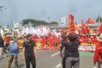 Masa Buruh mulai memadati depan Gedung DPR dalam rangka aksi May Day