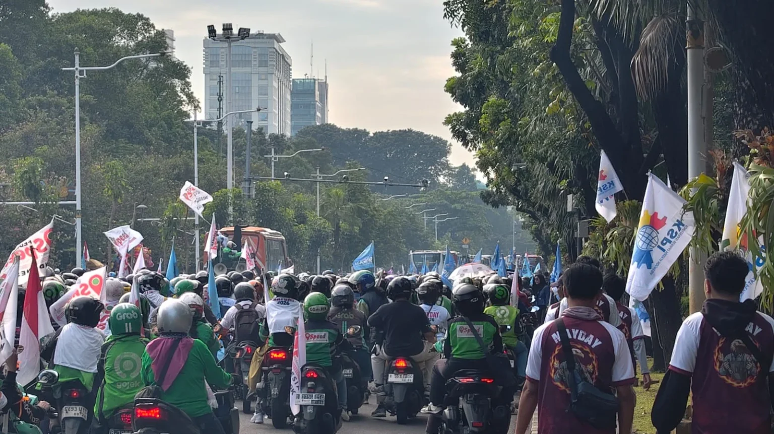 Massa padati kawasan Monas, Jakarta Pusat, dalam aksi May Day 2026.
