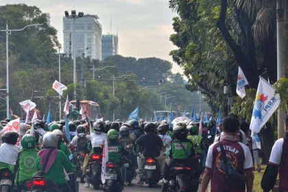 Massa padati kawasan Monas, Jakarta Pusat, dalam aksi May Day 2026.