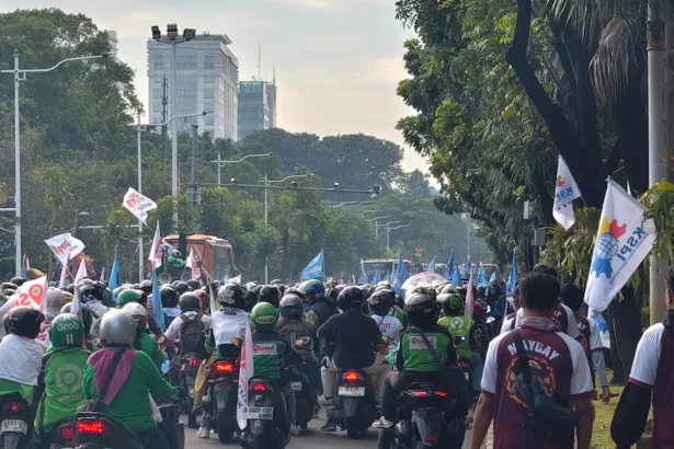 Massa padati kawasan Monas, Jakarta Pusat, dalam aksi May Day 2026.