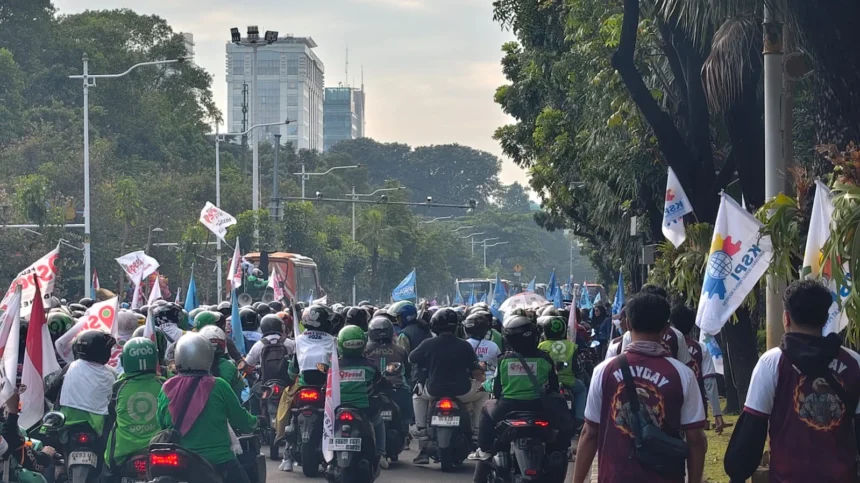 Massa padati kawasan Monas, Jakarta Pusat, dalam aksi May Day 2026.