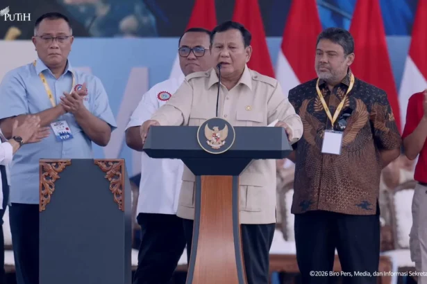 Presiden Prabowo memberikan sambutan dalam aksi May Day 2026 di Monas.