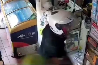 Anggota TNI AD melakukan pengrusakan warung 'Madura' karena salah paham di kawasan Kemayoran, Jalan Pusat
