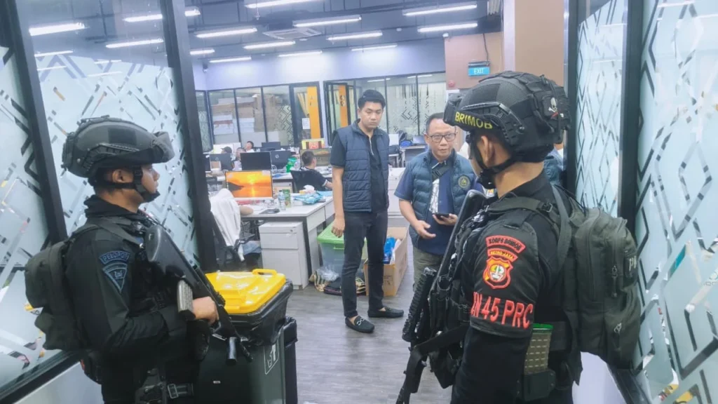 Polri menggerebek kasus Judol jaringan Internasional di sebuah Gedung kawasan Hayam Wuruk. (Sumber: Istimewa)