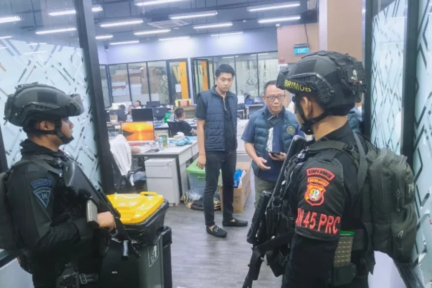Polri menggerebek kasus Judol jaringan Internasional di sebuah Gedung kawasan Hayam Wuruk. (Sumber: Istimewa)