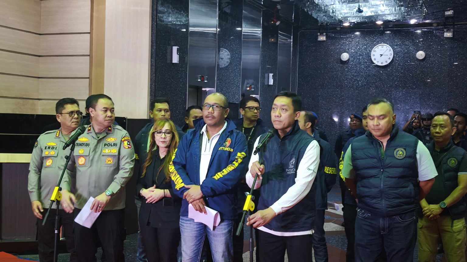 Bareskrim Mabes Polri membongkar 321 WNA pelaku judol di gedung kawasan Hayam Wuruk. (Sumber: Istimewa)