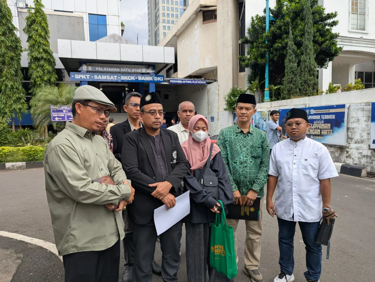 Kuasa hukum Ilma sekaligus Koalisi Ormas Islam untuk Perlindungan Perempuan melaporkan Ketua GRIB Jaya Hercules dan anak buahnya