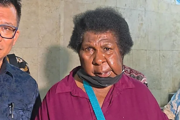 Yasinta Moiwend alias Mama Sinta bersama kuasa hukum mengkonsultasikan dugaan eksploitasi film 'Pesta Babi'. (Foto: owrite/Rahmat Baihaqi)