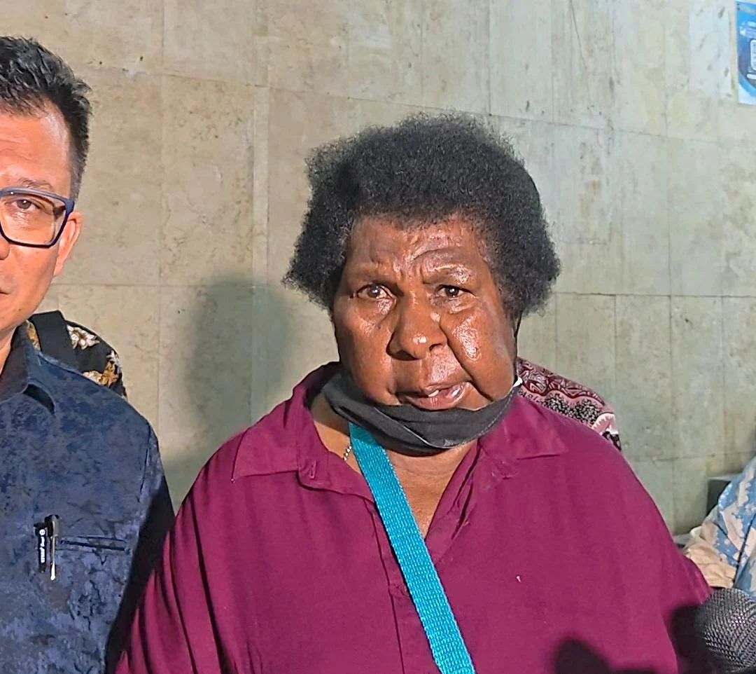 Yasinta Moiwend alias Mama Sinta bersama kuasa hukum mengkonsultasikan dugaan eksploitasi film 'Pesta Babi'. (Foto: owrite/Rahmat Baihaqi)