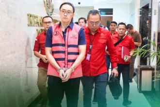 Kejati DK Jakarta menyebut tiga tersangka yakni BAA selaku Direktur Operasional PT LAT sejak 2021 hingga sekarang, BH selaku Direktur Utama PT LAT periode 2015–2022 yang kini menjabat Komisaris PT LAT, serta JB selaku Direktur Utama PT LAT sejak 2024 hingga sekarang.
