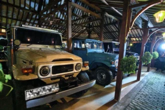 Penampakan tiga unit mobil jeep yang disita KPK saat menggeledah kediaman Sugiri dalam kasus gratifikasi dan TPPU periode 2020-2026.