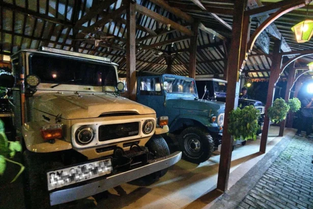 Penampakan tiga unit mobil jeep yang disita KPK saat menggeledah kediaman Sugiri dalam kasus gratifikasi dan TPPU periode 2020-2026.