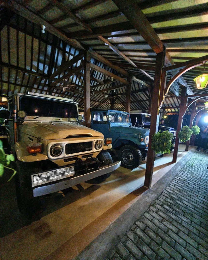 Penampakan tiga unit mobil jeep yang disita KPK saat menggeledah kediaman Sugiri dalam kasus gratifikasi dan TPPU periode 2020-2026.