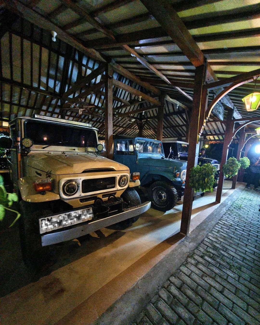 Penampakan tiga unit mobil jeep yang disita KPK saat menggeledah kediaman Sugiri dalam kasus gratifikasi dan TPPU periode 2020-2026.