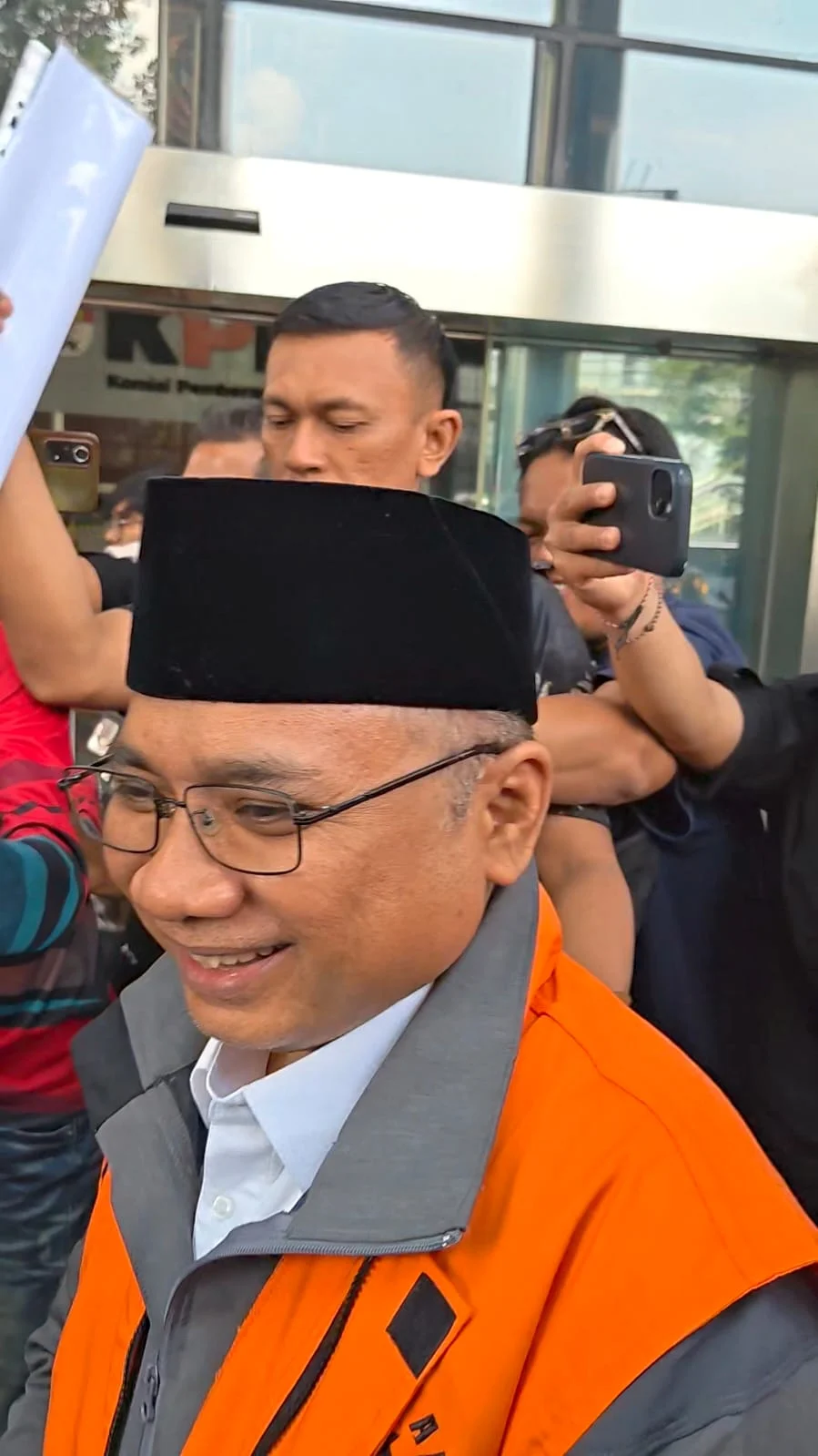 KPK kembali memperpanjang masa penahanan Eks Menag Yaqut Cholil Qoumas setelah menjalani pemeriksaan 