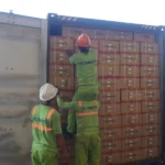 KPK menggeledah dan menyita kontainer diduga pihak yang terafiliasi PT Blueray berisi suku cadang.