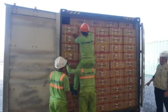 KPK menggeledah dan menyita kontainer diduga pihak yang terafiliasi PT Blueray berisi suku cadang.