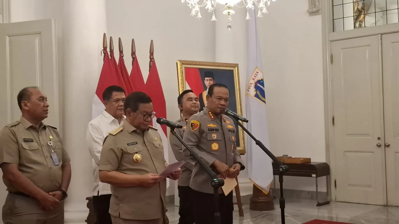 Kapolda Metro Jaya dan Gubernur DKI Jakarta meneken pakta integritas penggunaan CCTV bersama.
