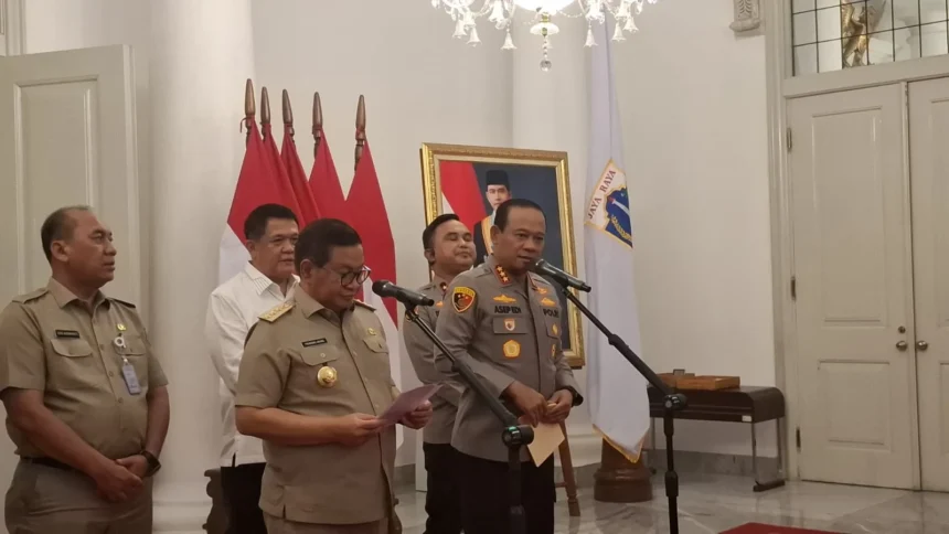 Kapolda Metro Jaya dan Gubernur DKI Jakarta meneken pakta integritas penggunaan CCTV bersama.