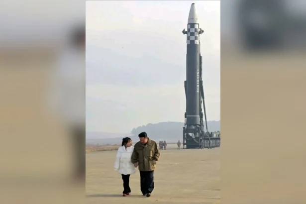 Pemimpin Korea Utara Kim Jong Un kembali terlihat didampingi putrinya, Kim Ju-ae, mengawasi uji coba peluncuran rudal balistik taktis. (Sumber: istimewa)