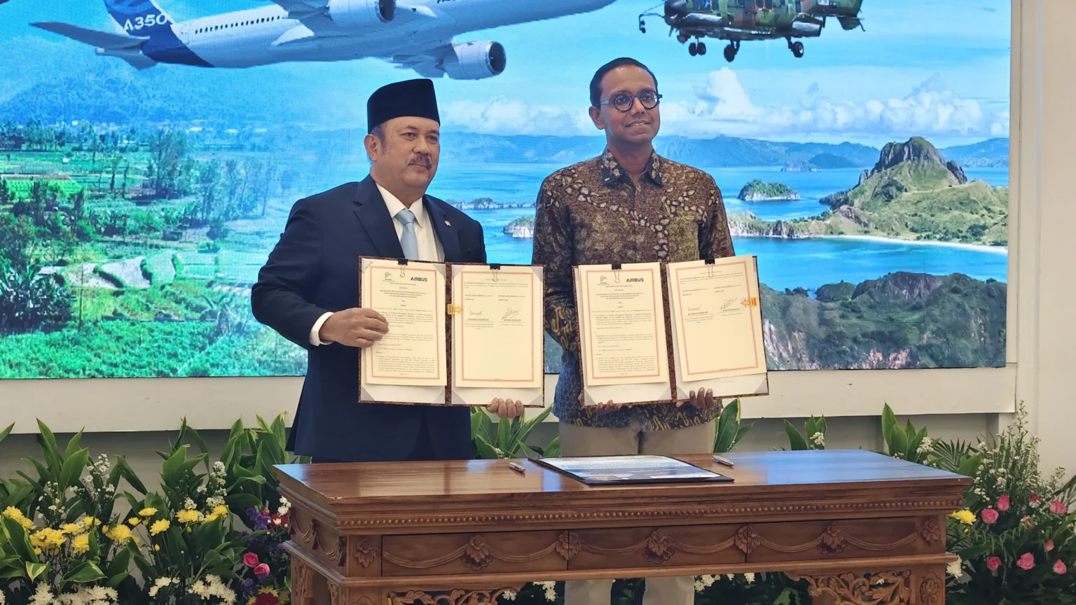 Joint Declaration of Intent (JDI) oleh Menteri PPN/Kepala Bappenas Rachmat Pambudy dan Presiden Airbus Asia-Pacific Anand Stanley di Kantor Bappenas, Jakarta. (Sumber: Humas Bappenas)